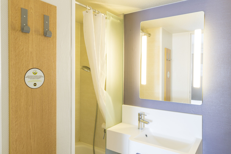 Bathroom 3, B&B HOTEL Auxerre Bourgogne, Yonne