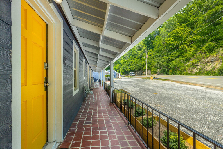 Others 4, The Lodge at Lookout Mountain, Hamilton