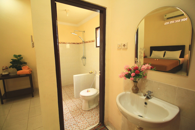 Bathroom 5, Lovina Beach Hotel, Buleleng