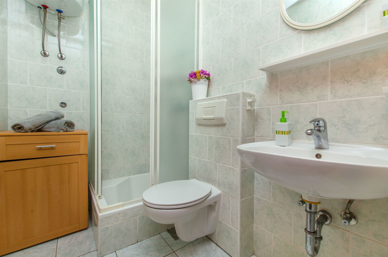 Bathroom 3, Apartments Anita, Jelsa