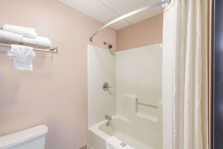 Bathroom 4, Super 8 by Wyndham Winfield/Quail Ridge Area, Cowley