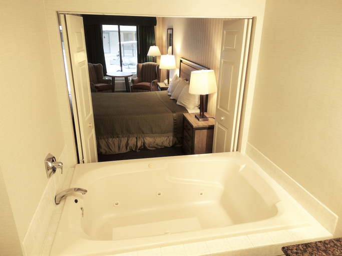 Bathroom 4, Cedar Lodge, Mariposa