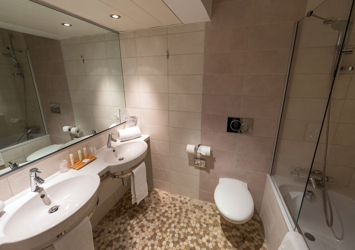 Bathroom 4, KYRIAD PRESTIGE MULHOUSE - Basel, Haut-Rhin