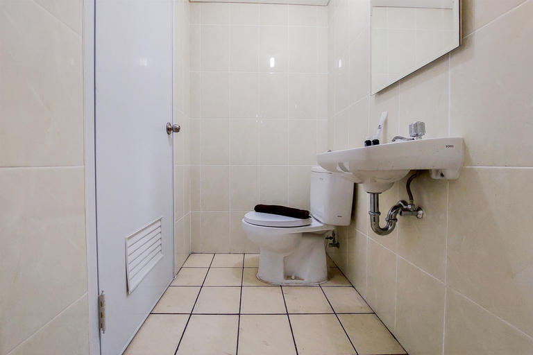 Bathroom 5, Homey and Elegant Studio Apartment M-Town Residence By Travelio, Tangerang