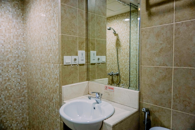 Bathroom 2, Cozy and Homey Studio Great Western Resort Apartment By Travelio, Tangerang