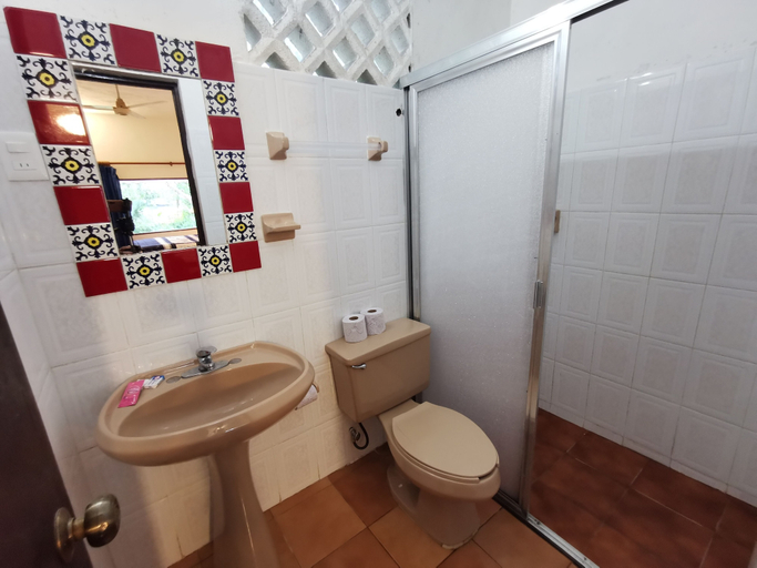 Bathroom 4, Hotel DORALBA INN Chichén, Tinúm