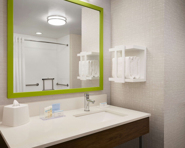 Bathroom 4, Hampton Inn Indianapolis Northwest - Park 100, Indianapolis