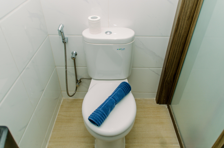 Bathroom 5, Nice and Homey Studio at Sky House BSD Apartment By Travelio, Tangerang Selatan