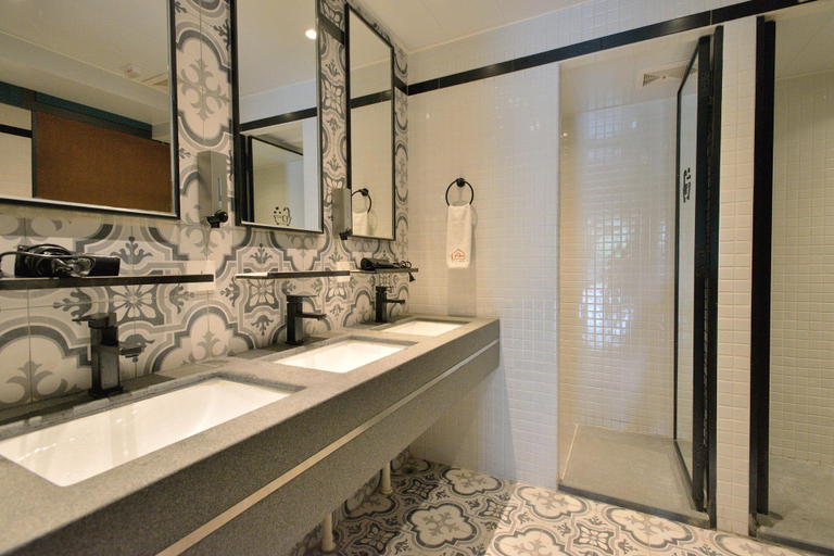 Bathroom 5, Atlas Guesthouse & Backpackers, Kowloon