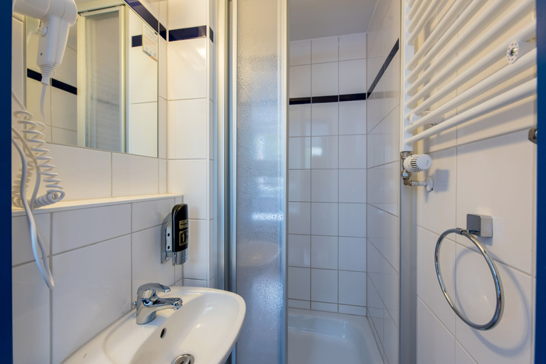 Bathroom 5, a&o Berlin Mitte, Berlin