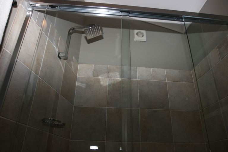 Bathroom 4, Azabu Retreat & Spa, Byron