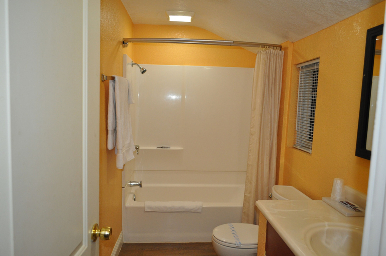 Bathroom 3, Santa Cruz Inn Riverside, Riverside