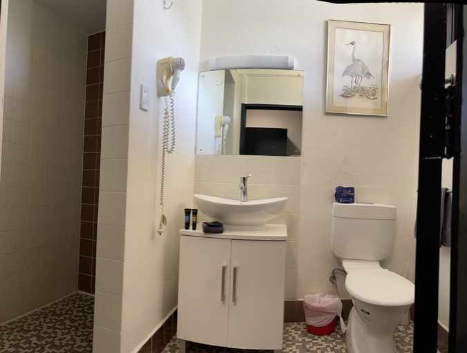 Bathroom 4, Jumbuck Motel, Longreach
