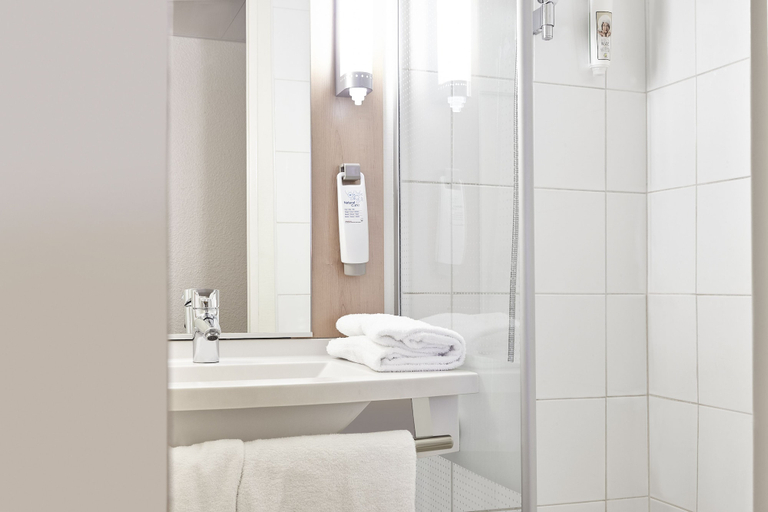 Bathroom 4, ibis Charleville-Mezières, Ardennes
