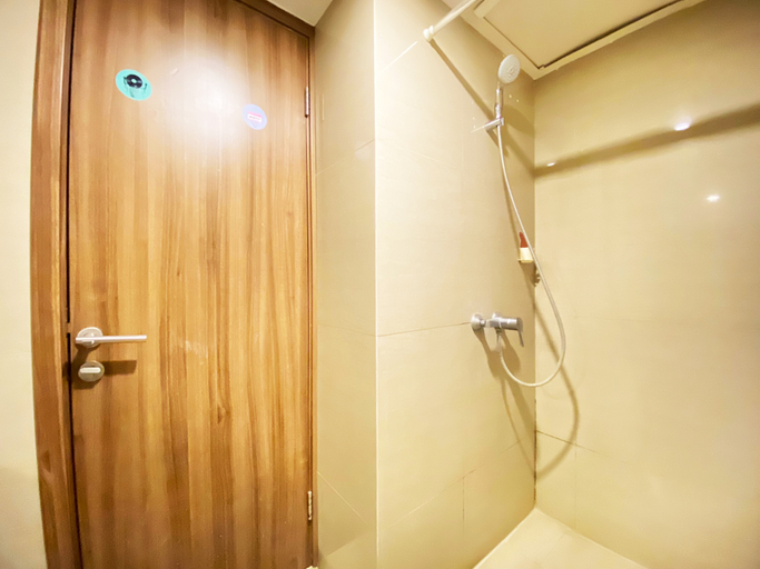 Bathroom 3, Comfy Studio Room at Galeri Ciumbuleuit 3 Apartment By Travelio, Bandung