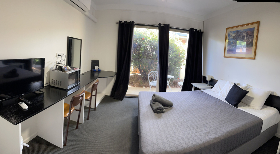 Bedroom 3, Jumbuck Motel, Longreach