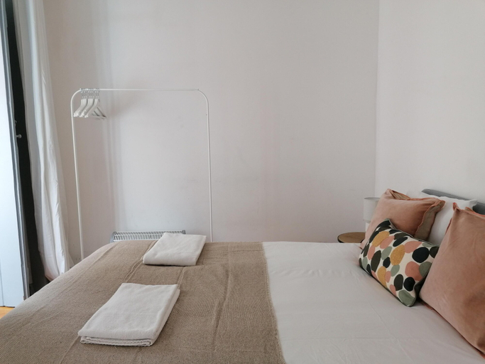 Bedroom 2, Stunning Apartment With Yard in Alfama, Lisbon
