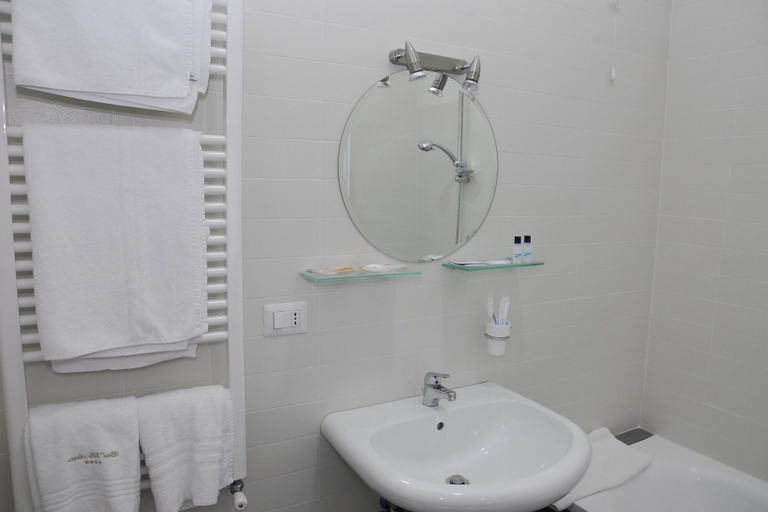 Bathroom 4, Hotel Casablanca, Napoli