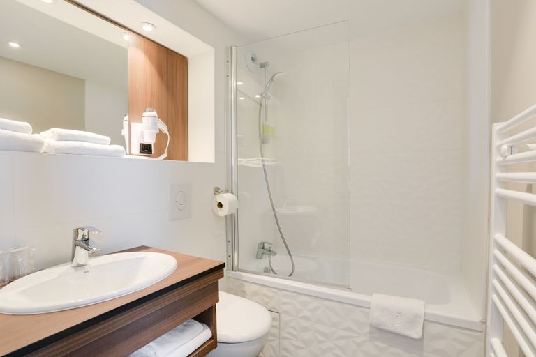 Bathroom 4, Brit Hotel Caen Nord - Mémorial, Calvados