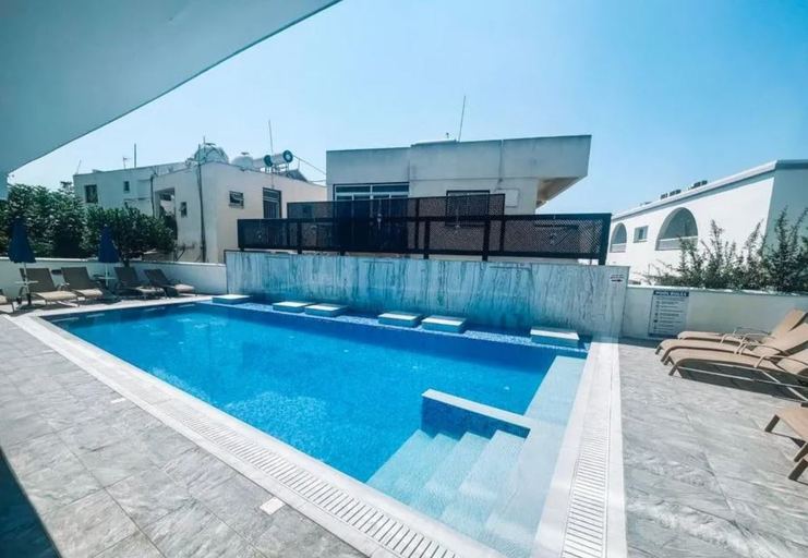 Sport & Beauty 4, Sunny Blue Hotel
