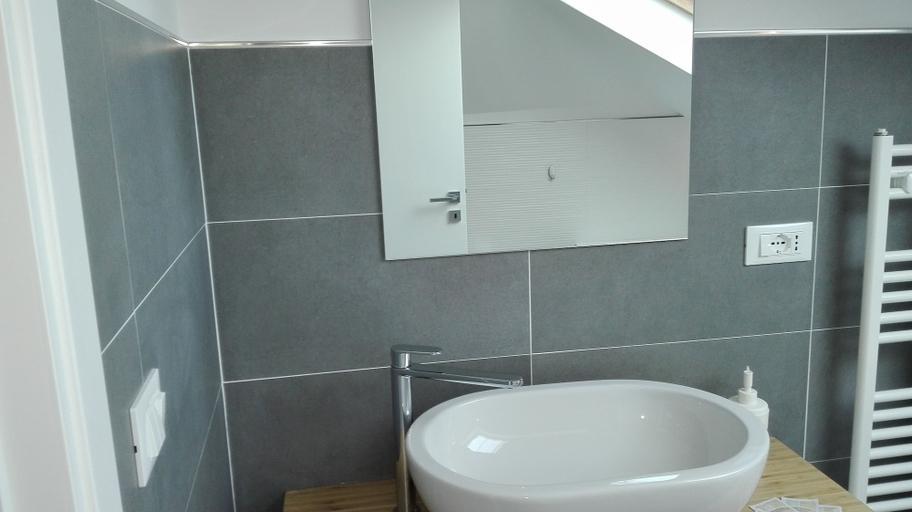 Bathroom 5, Tivoli ShortLets, Catania