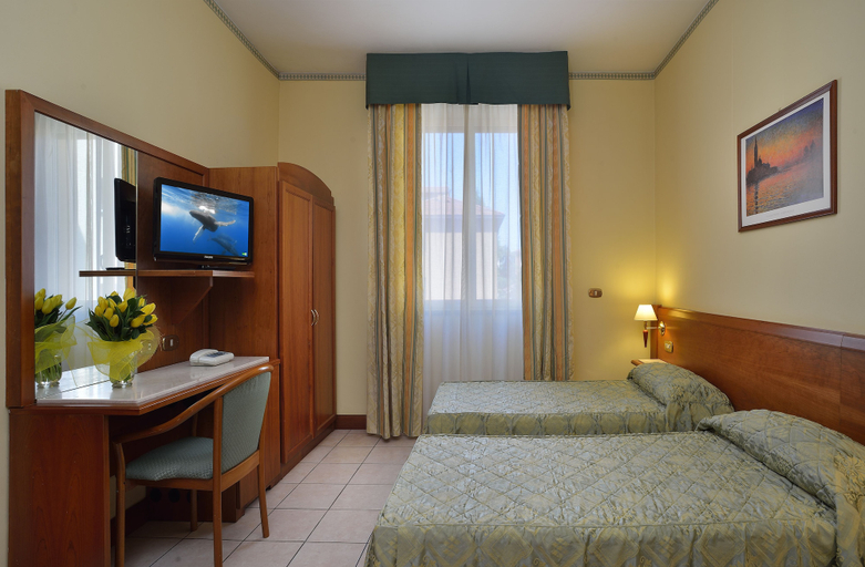 Bedroom 4, Hotel Astor, Bologna