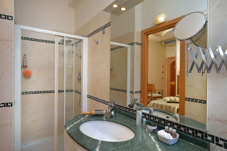 Bathroom 5, Hotel Astor, Bologna