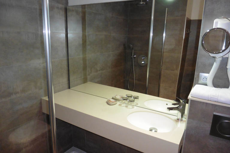 Bathroom 4, Hôtel de l'Orme, Akena, Evreux, Eure