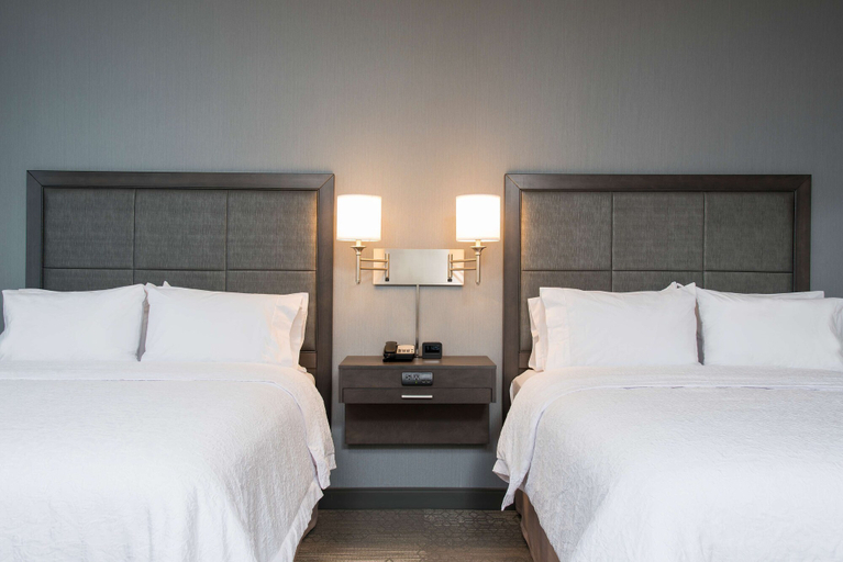 Bedroom 3, Hampton Inn & Suites Grand Rapids Downtown, Kent
