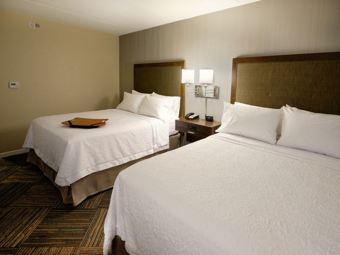 Bedroom 3, Hampton Inn Green Bay Downtown, Brown