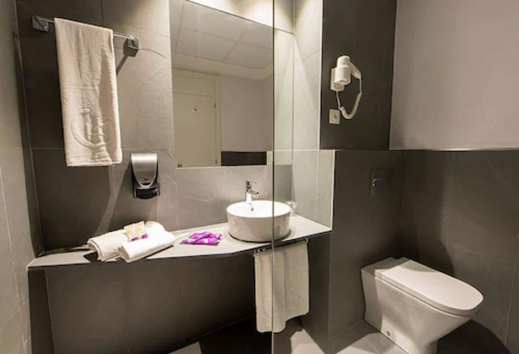 Bathroom 4, Hotel Porcel Aida, Madrid