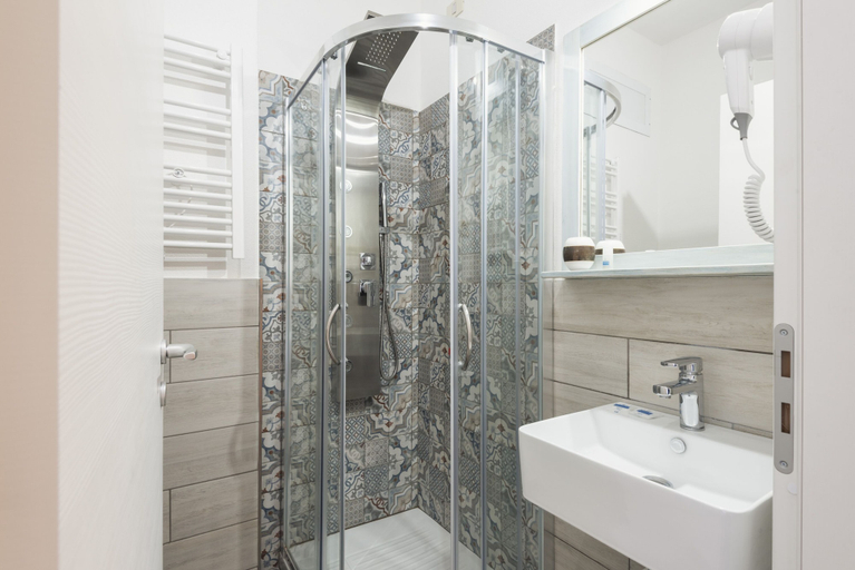 Bathroom 4, Hotel La Caletta, Grosseto