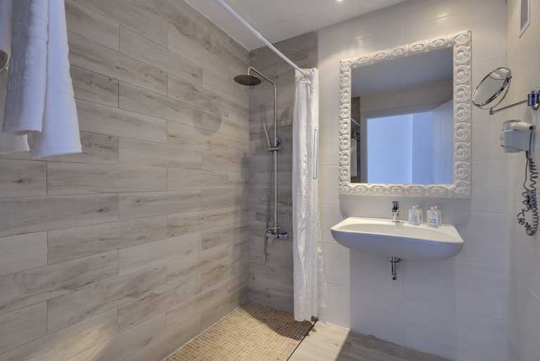 Bathroom 4, Cala Millor Garden, Adults Only, Baleares
