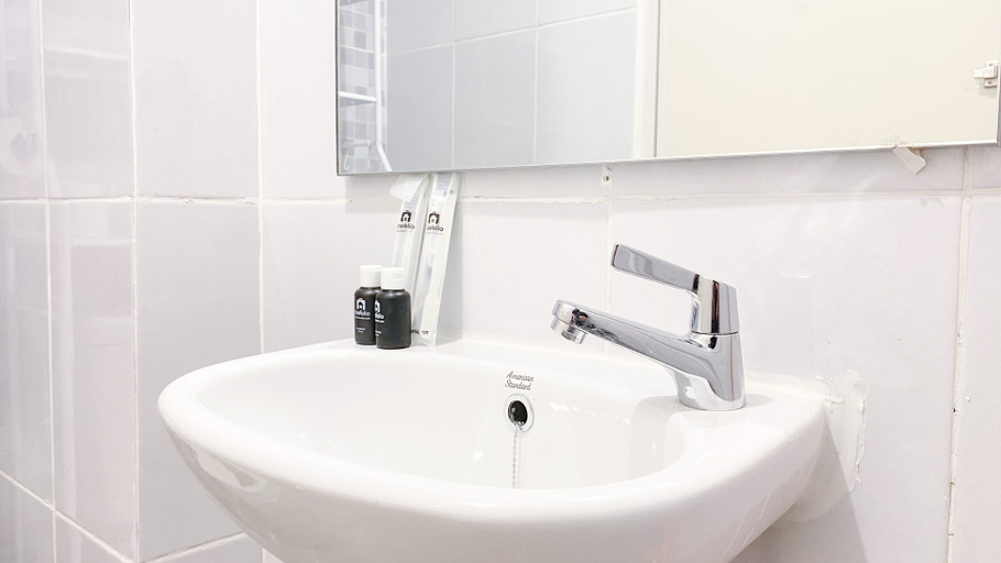 Bathroom 5, Modern Look and Restful Studio at Tokyo Riverside Apartment PIK 2 By Travelio, Tangerang