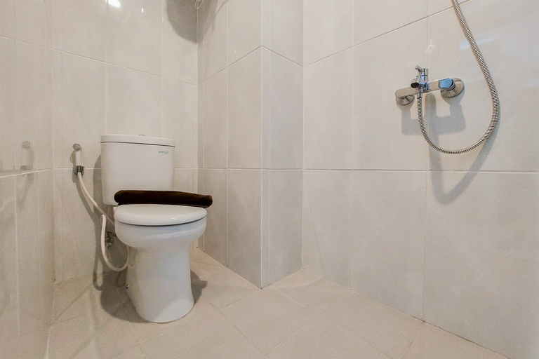 Bathroom 5, Restful and Cozy Studio at Serpong Garden Apartment By Travelio, Tangerang