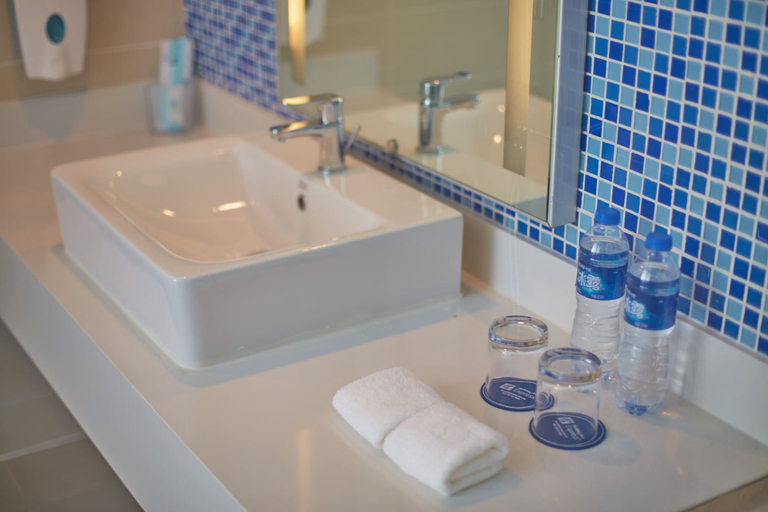 Bathroom 4, Holiday Inn Express TANGSHAN DOWNTOWN by IHG, Tangshan