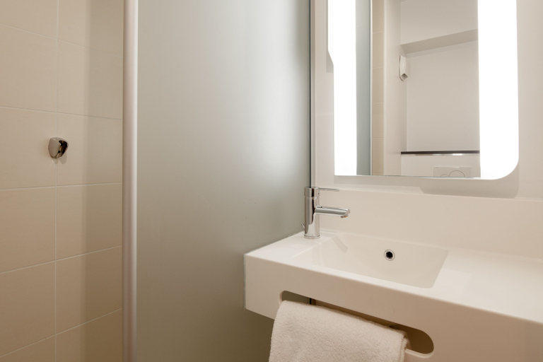 Bathroom 4, B&B HOTEL CERGY Saint-Christophe, Val-d'Oise