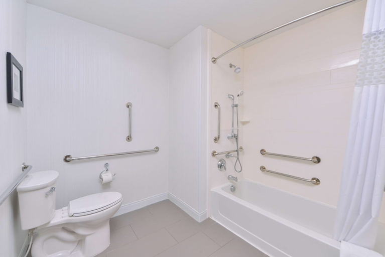 Bathroom 4, Hampton Inn & Suites Altoona-Des Moines, Polk