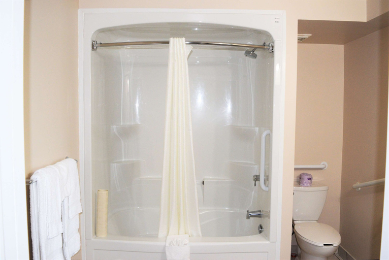 Bathroom 5, Knights Inn Arnprior, Renfrew