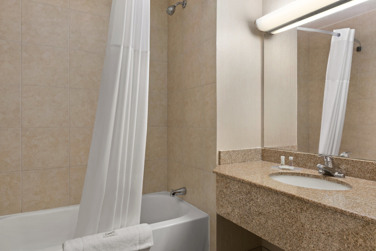 Bathroom 4, Days Inn by Wyndham London, Middlesex