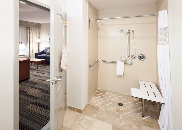 Bathroom 5, Hampton Inn & Suites Cedar Rapids - North, Linn
