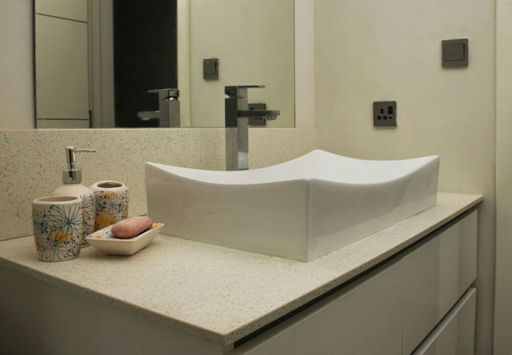 Bathroom 5, Modern 2-bed Sleeps 4 With Balcony