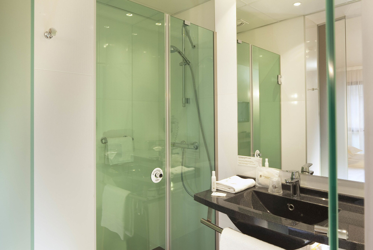 Bathroom 4, Escale Oceania Quimper, Finistère