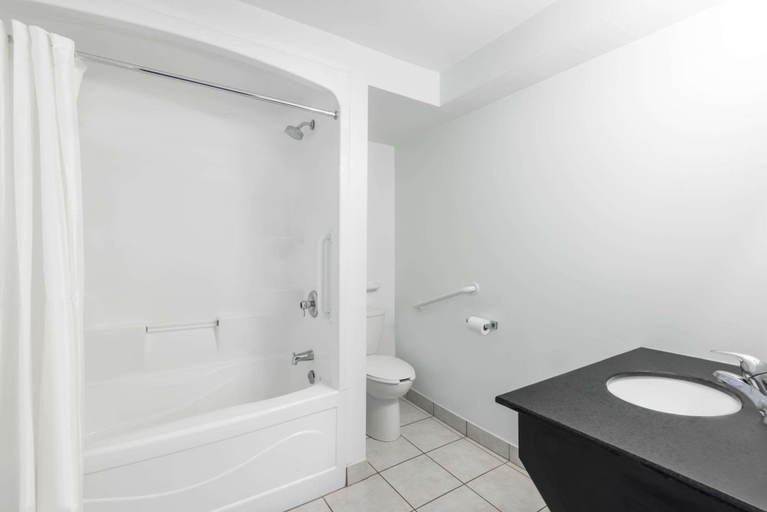Bathroom 5, Knights Inn Arnprior, Renfrew