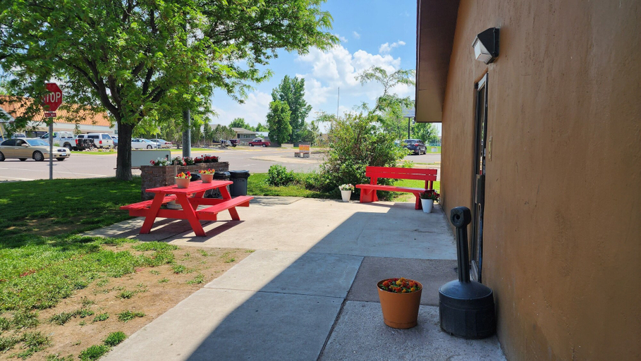 Others 5, Grizzly Inn, Cascade