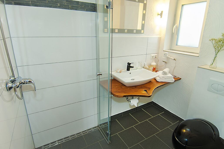 Bathroom 5, Hotel Garni Godenhof, Schleswig-Flensburg