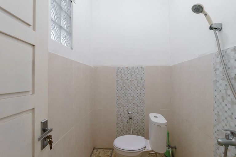Bathroom 3, RedDoorz Plus @ Puncak Mas Cottage Lampung, Bandar Lampung