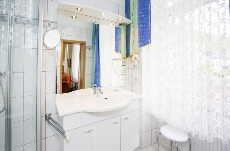 Bathroom 3, Hotel Winzerverein, Bernkastel-Wittlich