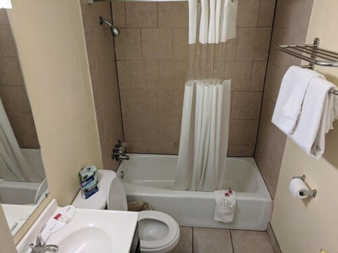 Bathroom 4, Travelodge by Wyndham Clovis, Curry