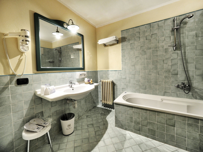 Bathroom 4, Hotel Bertelli, Trento